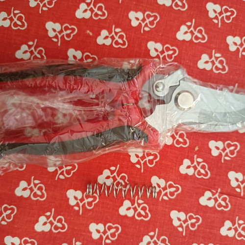 Pruning Shears new with spare spring, lightweight and handy
