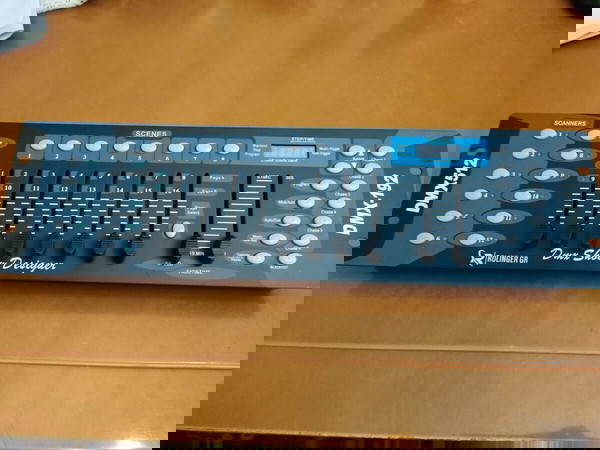 Κονσόλα φωτισμού DMX - 512