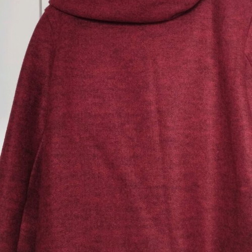 Women's coat like new, burgundy with hood, lined