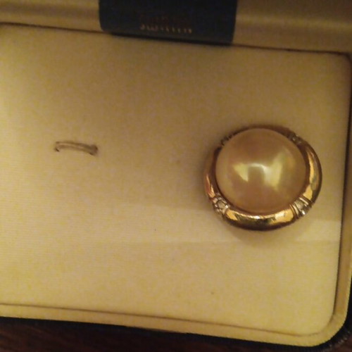 Earrings with pearl and rhinestones in embossed circle like new