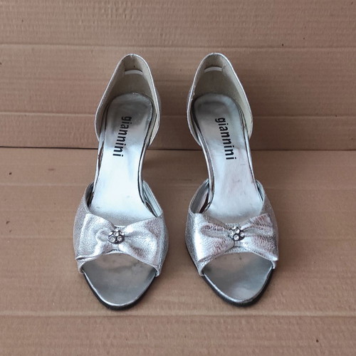 Giannini silver peep toe pumps used, size 37, with bow