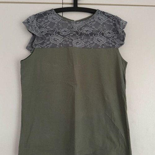 T-shirt with lace like new, size M, green