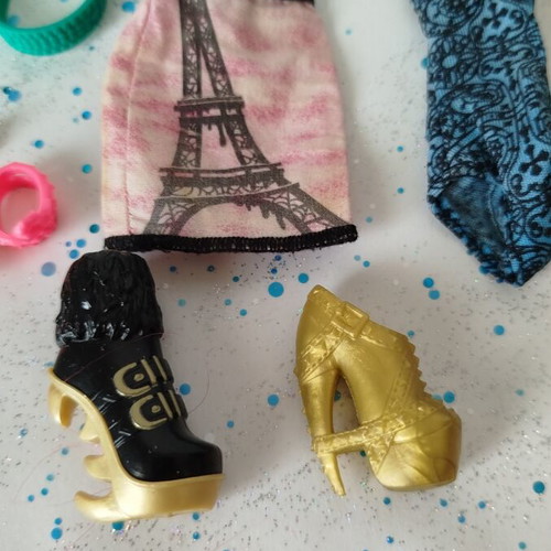 Monster High & Ever After High assorted clothes and accessories lot