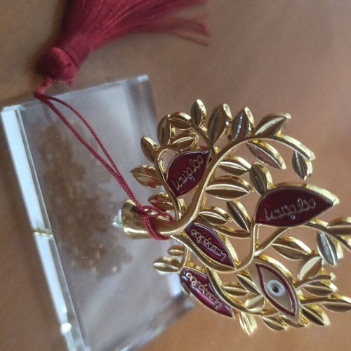 Decorative gouri with glass base and red leaves