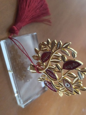 Decorative gouri with glass base and red leaves