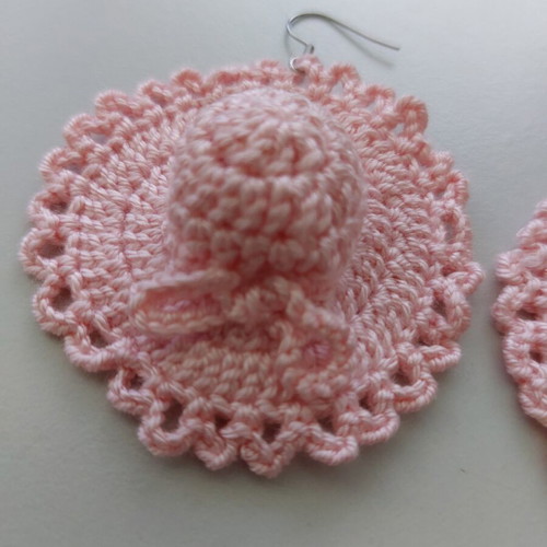 Handmade crochet earrings in pink, like new, hat shape