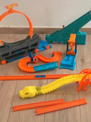 Hot Wheels πακέτο με διάφορες πίστες και εξαρτήματα σαν καινούργιο