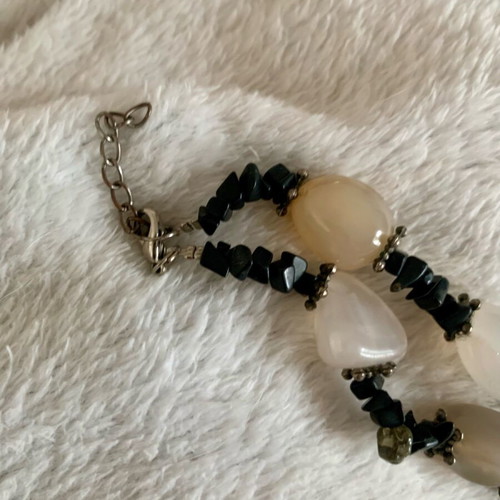 Necklace with natural quartz and black onyx like new