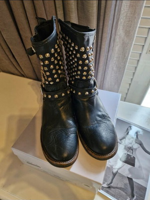 Relish leather boots size 39 like new with silver studs