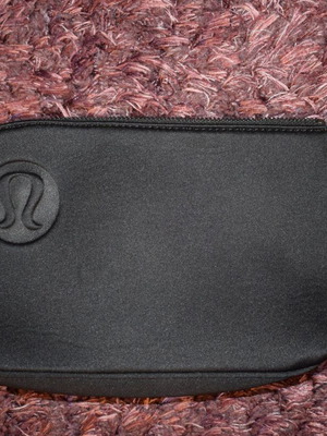 Lululemon τσάντα πορτοφόλι μαύρο μεταχειρισμένο από νεοπρένιο με φερμουάρ και καραμπίνερ
