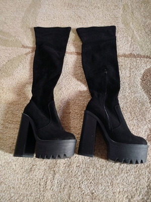 Over the knee women's boot Ideal Shoes black suede like new