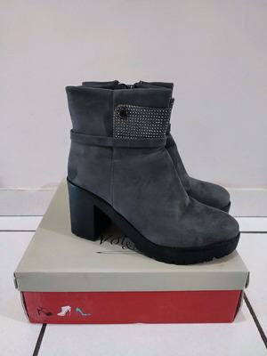 Γυναικεία μποτάκια γκρι σουέντ νούμερο 39 σαν καινούργια