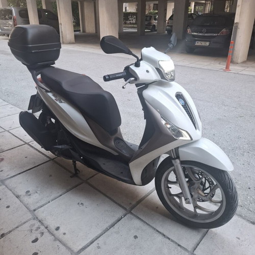 Piaggio Medley 150 scooter like new, 18000 km, automatic, white