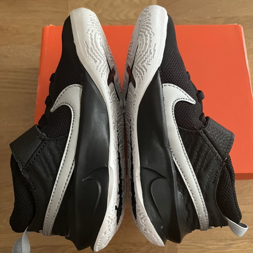 Nike Team Hustle D 10 (PS) kids' shoes size 28, black and silver