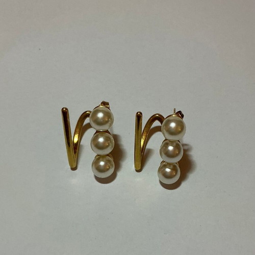 Ear cuffs in gold tone with pearls