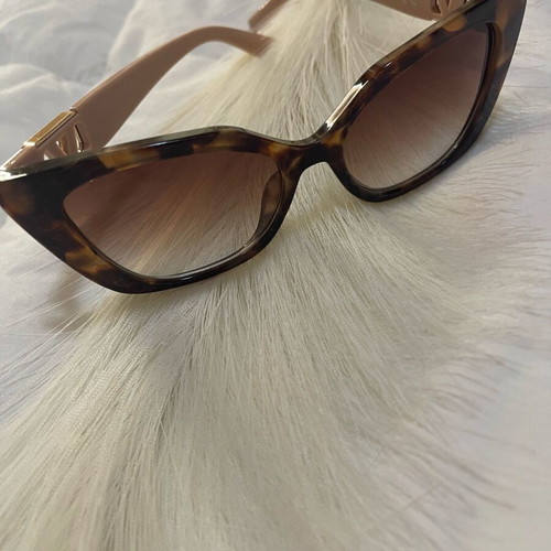Women’s Tortoise Sunglasses new with pink arms and gold detail
