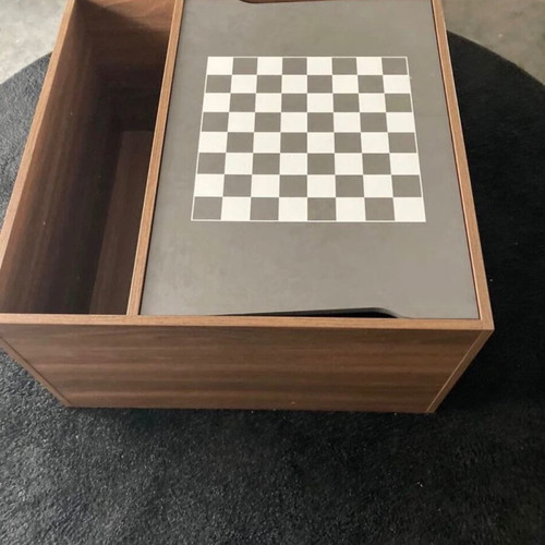 Living room coffee table like new with chessboard