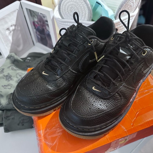 Nike Air Force luxe athletic shoes like new, size 40.5, black
