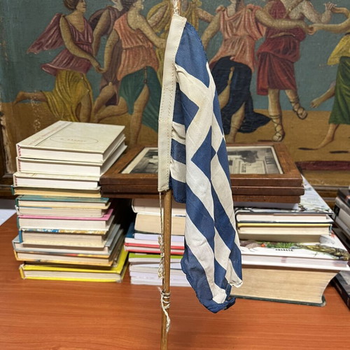 Επιτραπέζιο ελληνικό σημαιάκι μεταχειρισμένο, 15x24 εκ, ύψος 44 εκ