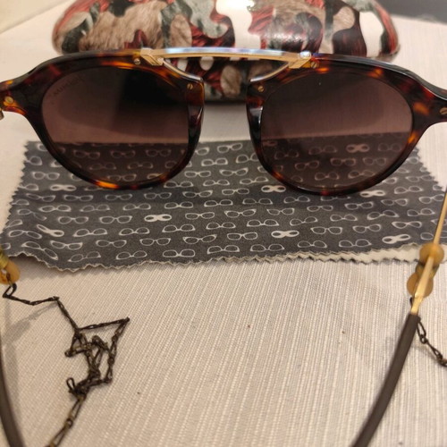 Ana Hickmann sunglasses like new, brown with chain and case