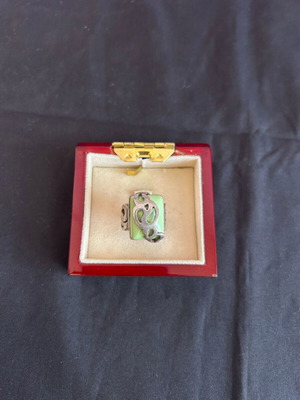 Silver 925 ring with light green stone like new