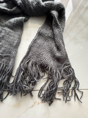 Scarf like new, gray