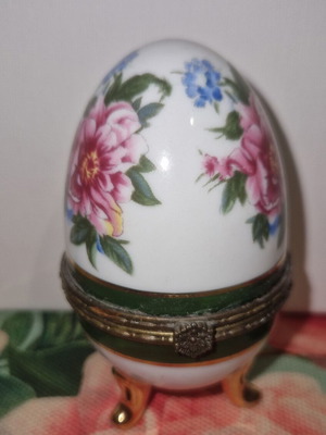 Limoge Porcelain decorative egg like new