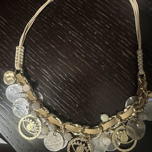 Necklace with multiple beige gold charms like new