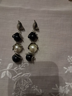 Dangling earrings 90s like new, with clip, white and black