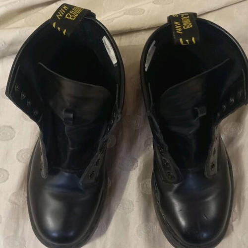 Youth women's black leather boots like new, size 36