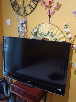 LG TV 42' used