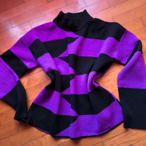 Pullover like new, size M, black and purple