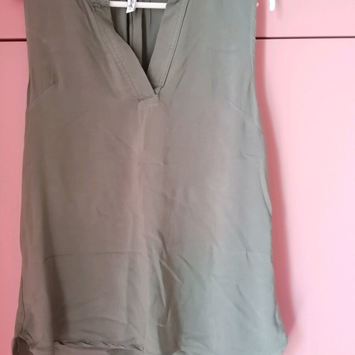 Sleeveless khaki blouse with V neckline like new