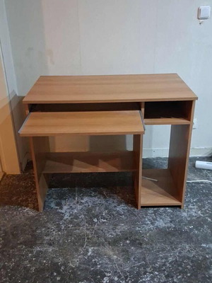 Computer desk like new with sliding keyboard shelf
