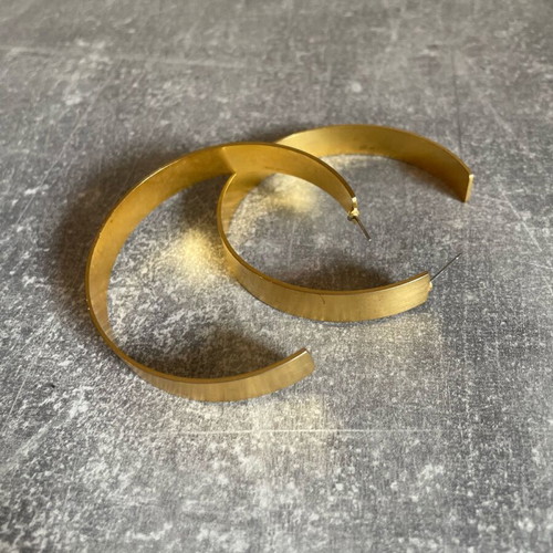 Gold earrings used without clasp