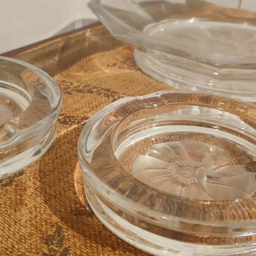 Kosta Boda set of 2 decorative items and 2 ashtrays like new