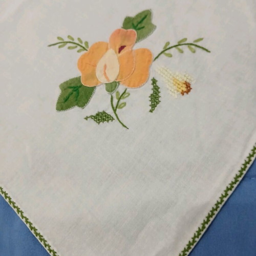 Vintage machine embroidered tablecloth like new, 80×80 cm