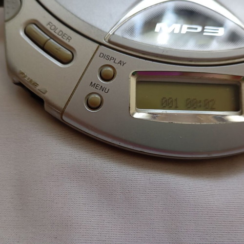 Sony MP3 CD Walkman D-CJ501 used with original charger and in-ear headphones