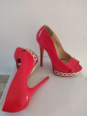 Red patent leather high heels size 35 new with gold chain detail