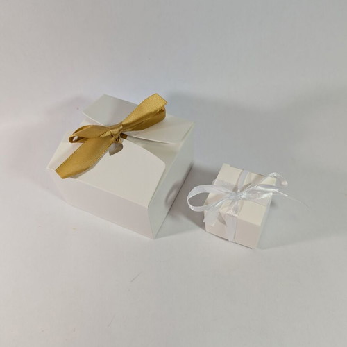 Gift boxes new, pack of 4 large and 9 small with ribbon