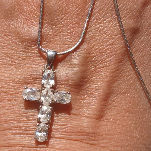 Cross pendant with zirconia and 925 silver chain