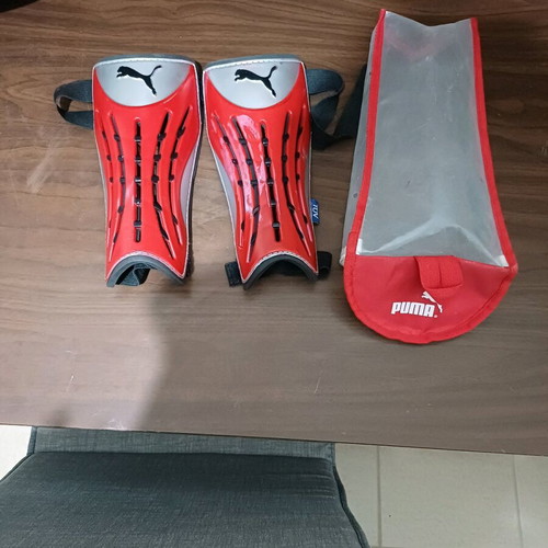 Puma retro shin guards with case like new