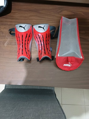 Puma retro shin guards with case like new