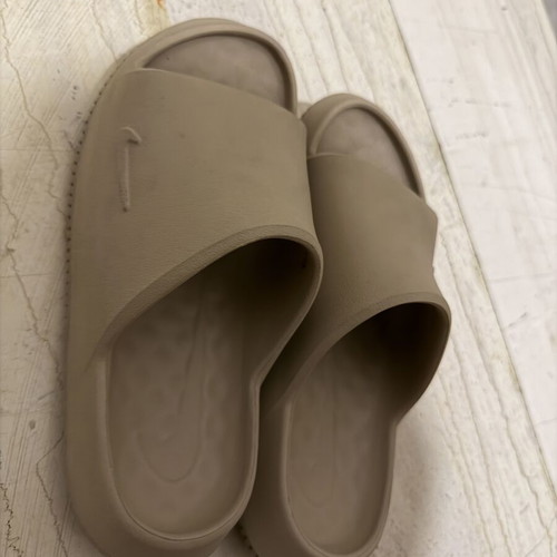 Nike Calm 2.0 kids slippers like new, size 38.5