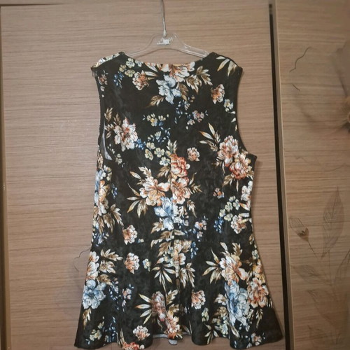 BIMBA sleeveless velvet blouse with large flowers, like new