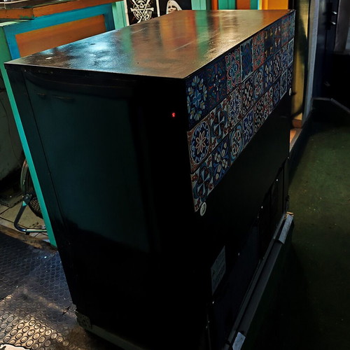 Professional Mini Refrigerator 200lt like new with base and wheels
