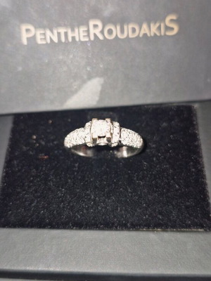 White Gold 18K Ring Size 54 with Central 0.25 Diamond and Brilliant Accents, Like New