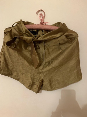 Χρυσή βερμούδα Zara σαν καινούργια, μέγεθος XS με ασορτί ζωνάκι