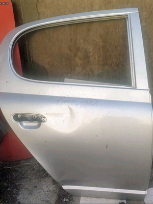Πόρτα δεξιά Toyota Yaris 2001 μεταχειρισμένη με βαθούλωμα ασημί