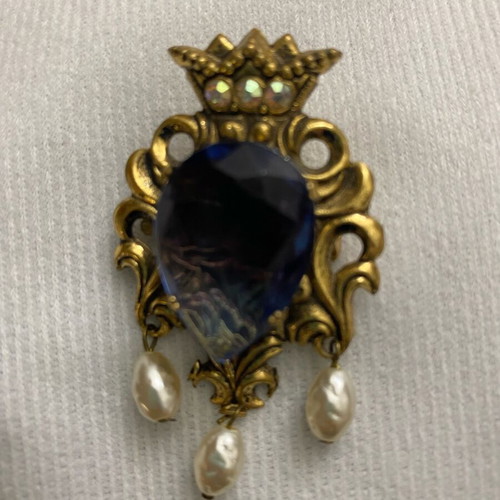 Vintage brooch with blue stone and pearls, like new, gold tone
